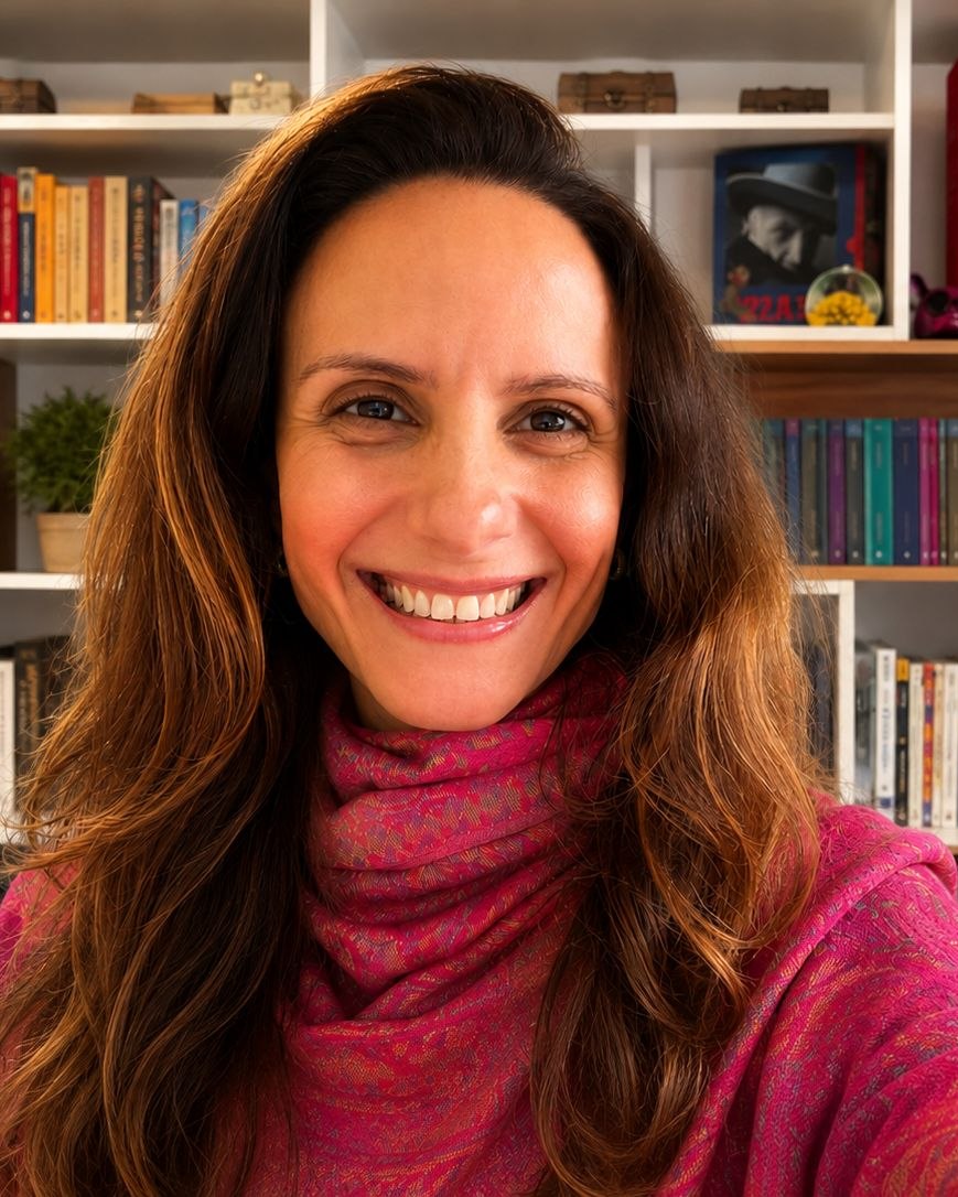 Ana Maria Collete Chalfun, psicóloga e arteterapeuta junguiana, diante de sua estante de livros